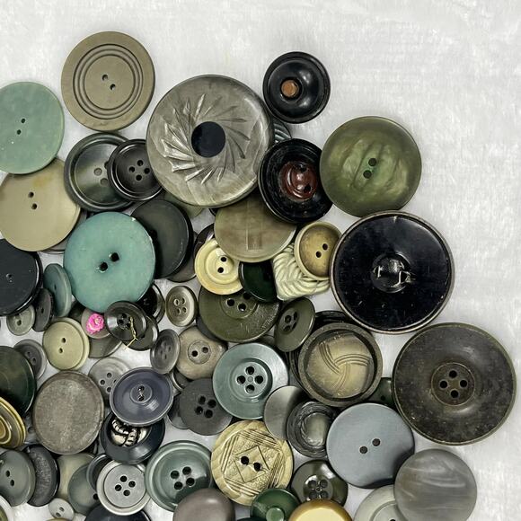 8.4oz Lot Vtg Green Brown Black Buttons Mixed Styles Sizes Plastics Sew Craft - Picture 3 of 7